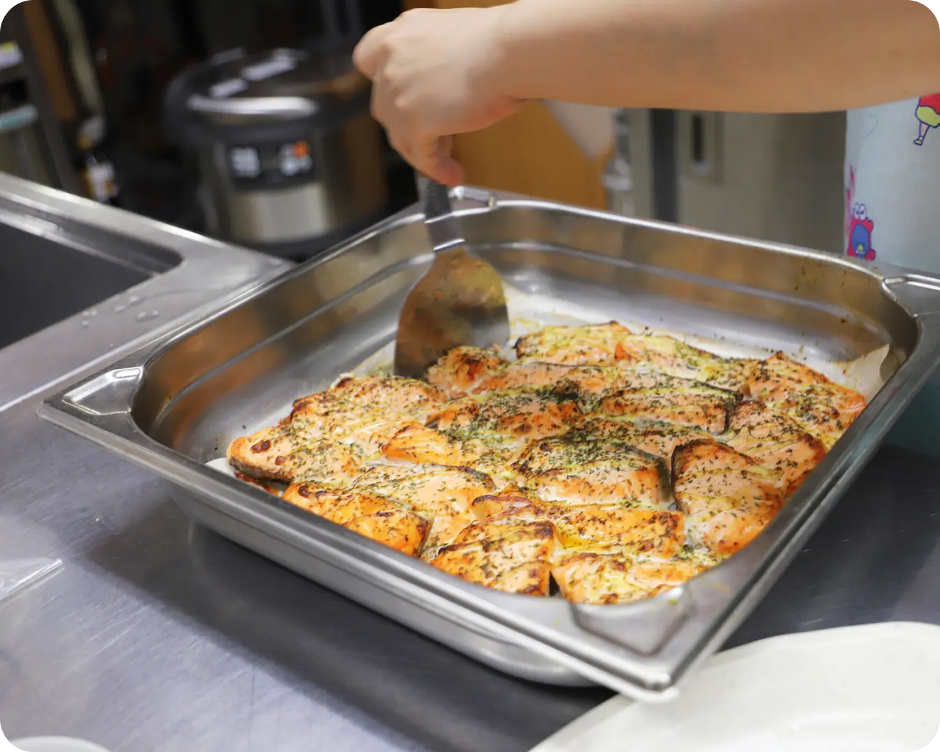 給食室で作られている美味しそうな食事