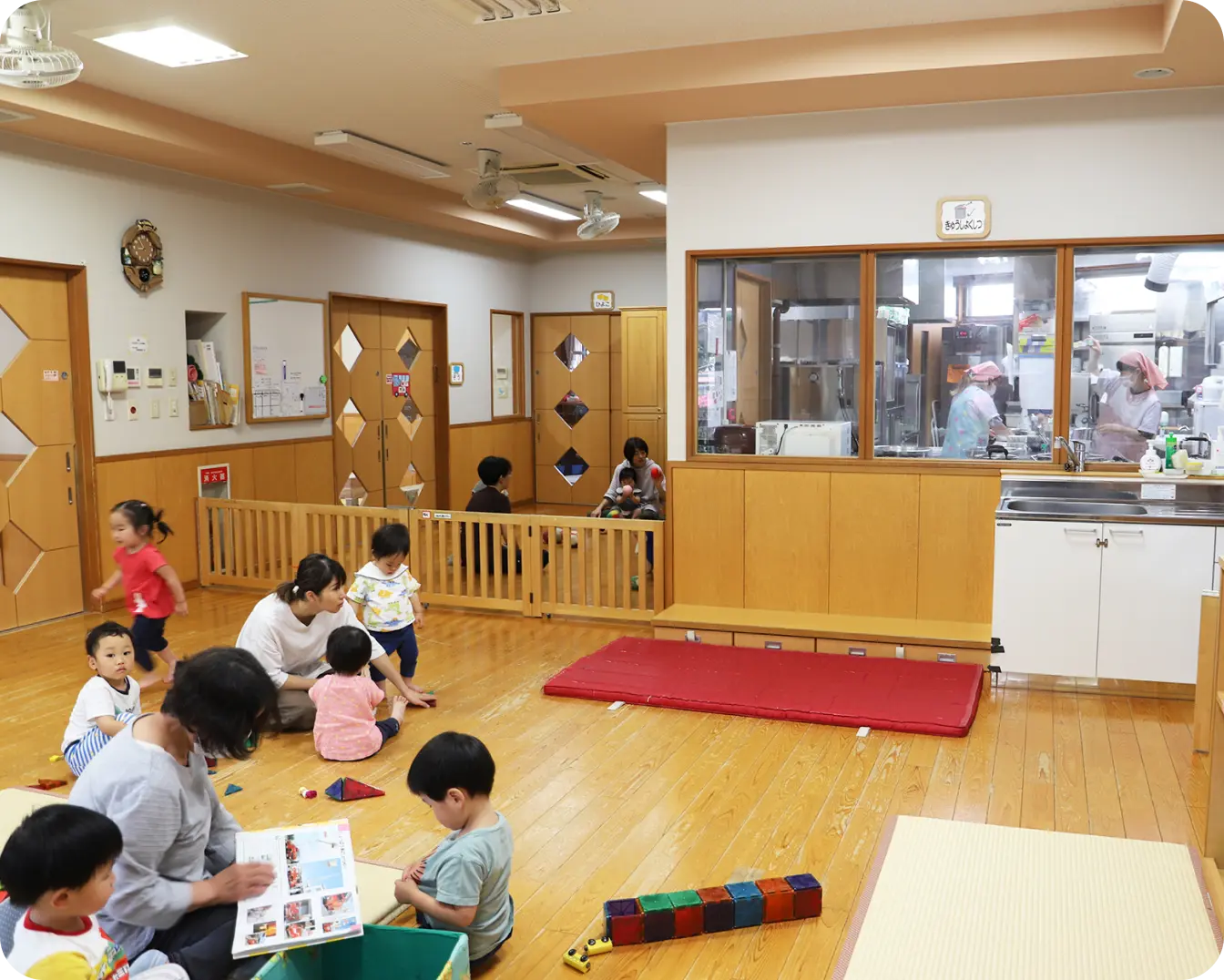 自然光が差し込む明るい平屋の園舎と、怪我を防ぐ丸みのある安心安全な保育スペース
