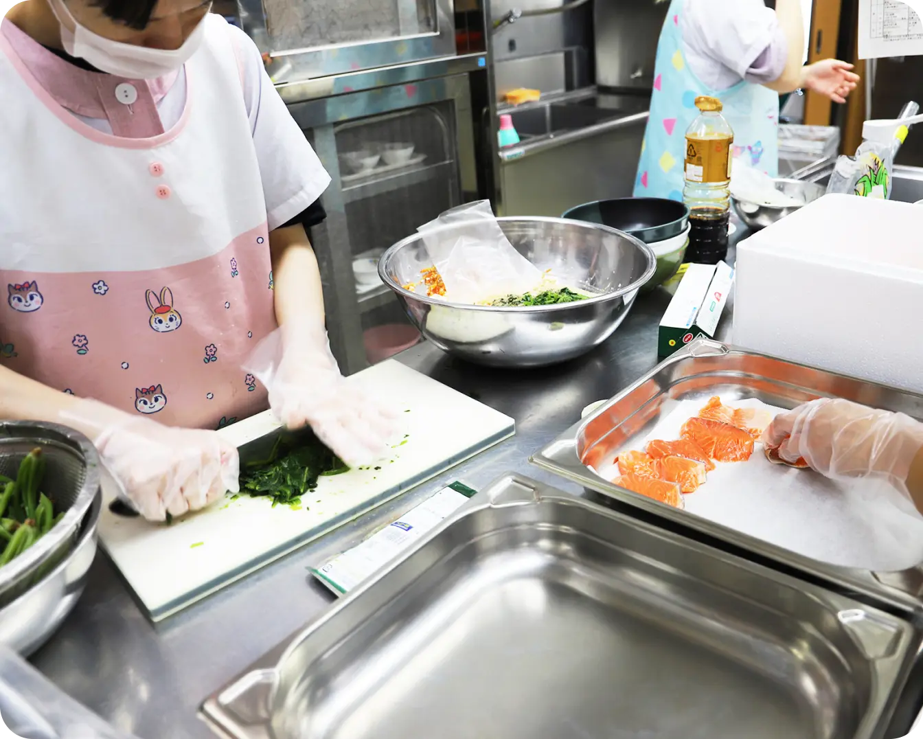 衛生面に配慮して、給食を作っている様子
