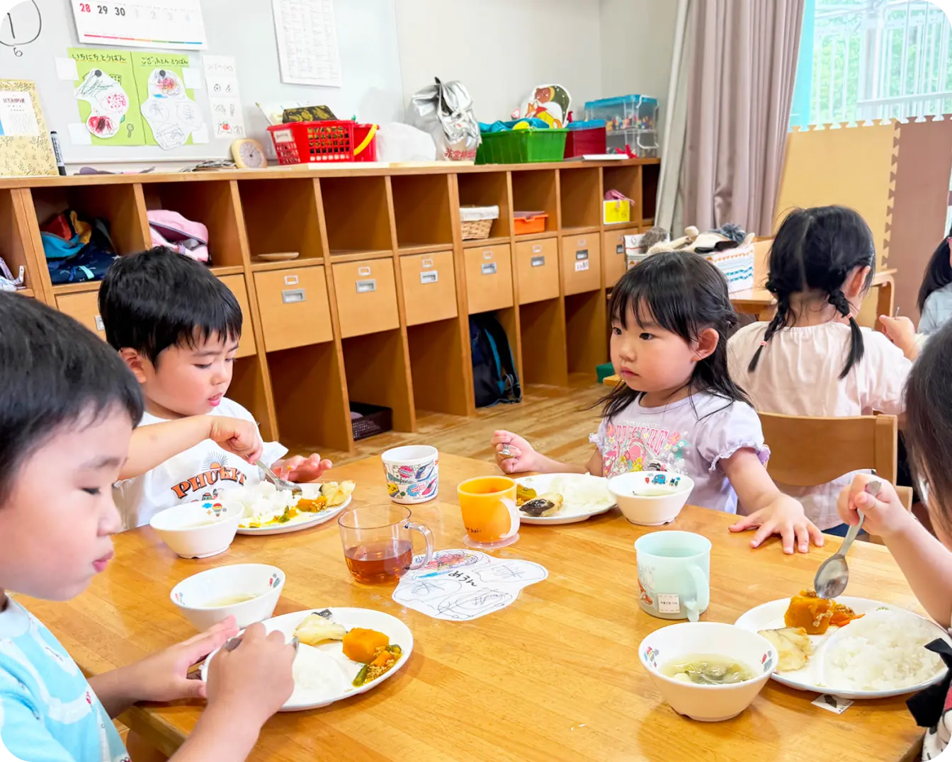 園内で作られた給食を食べる園児の様子